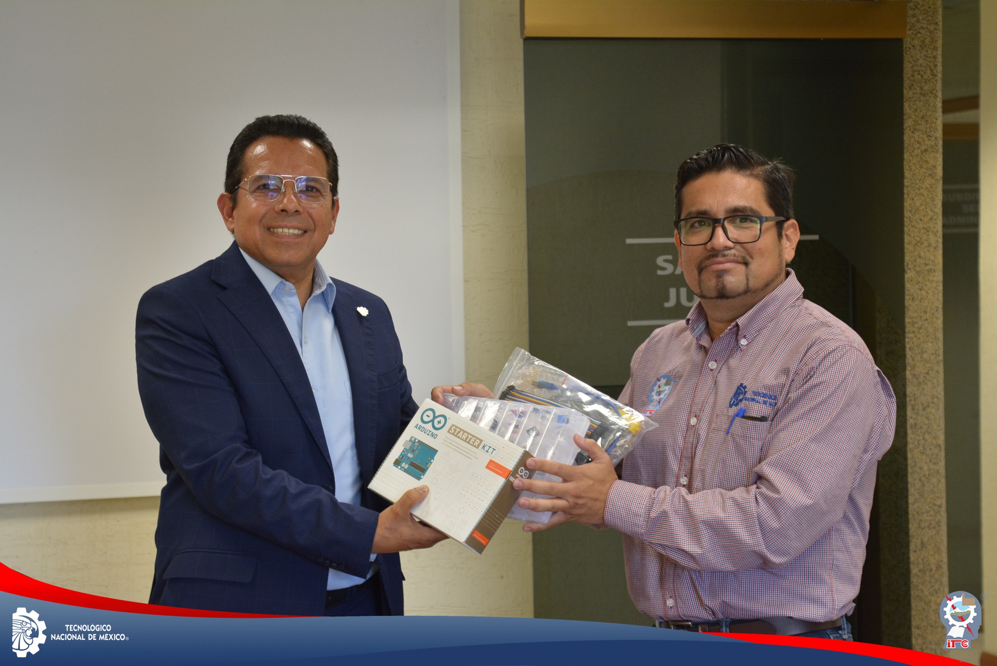 Entrega de equipo a personal docente como parte del programa de apoyo a profesores con perfil deseable.