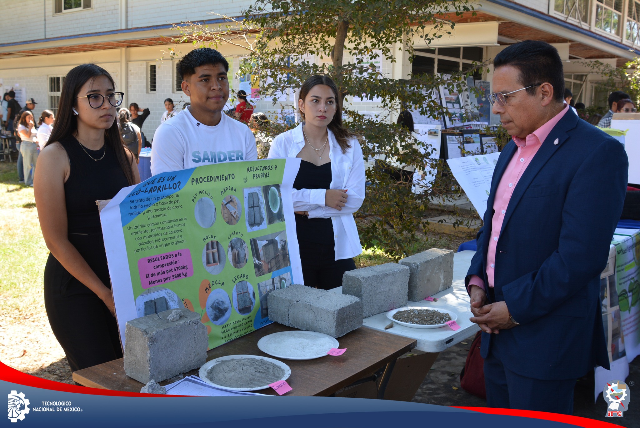 Estudiantes de Ingeniería Ambiental presentan proyectos finales.