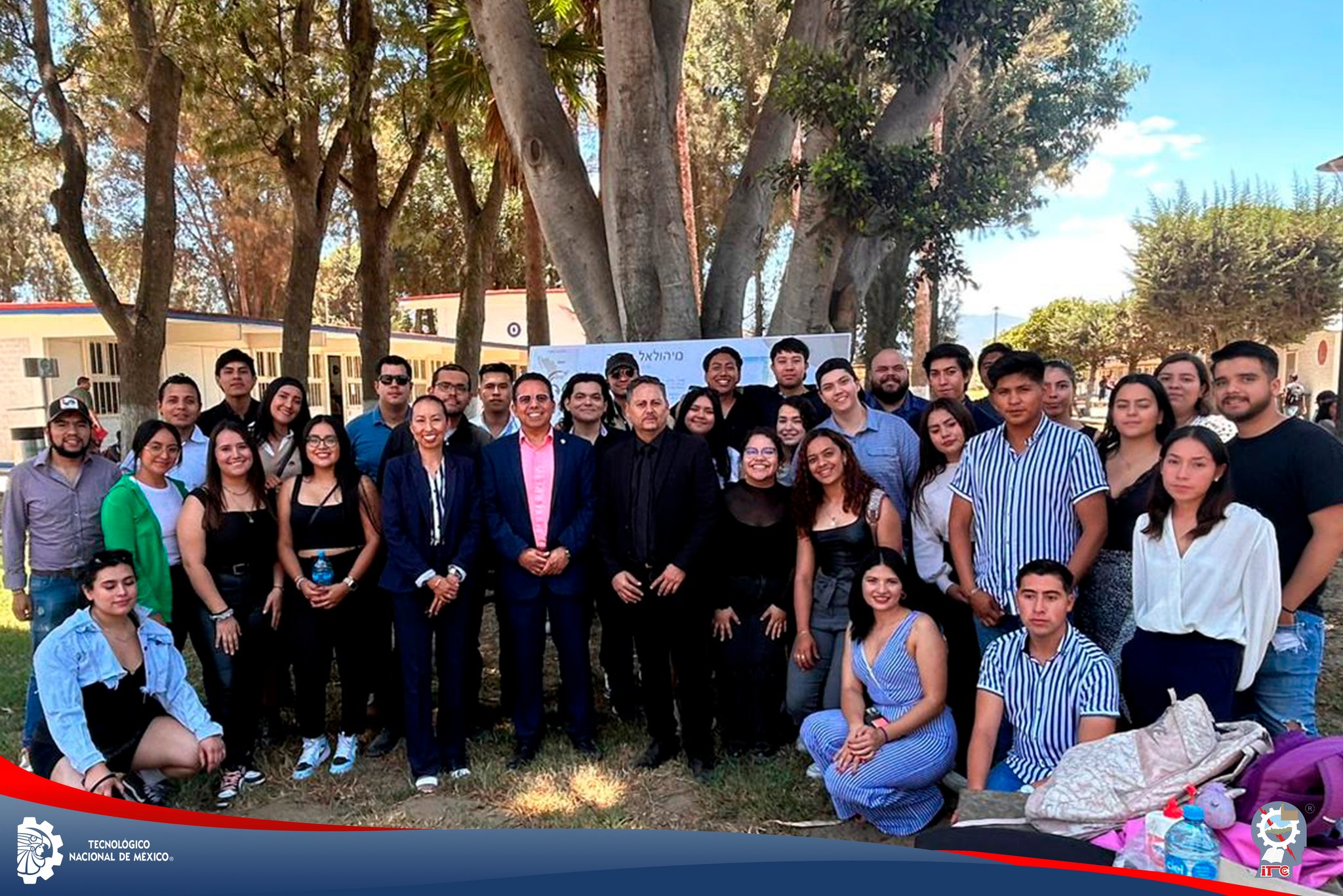 Estudiantes de Arquitectura exhiben proyectos finales.