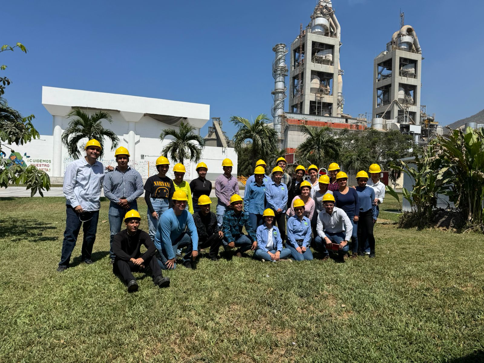 Estudiantes de Ing. Ambiental visitan Holcim Planta Tecomán