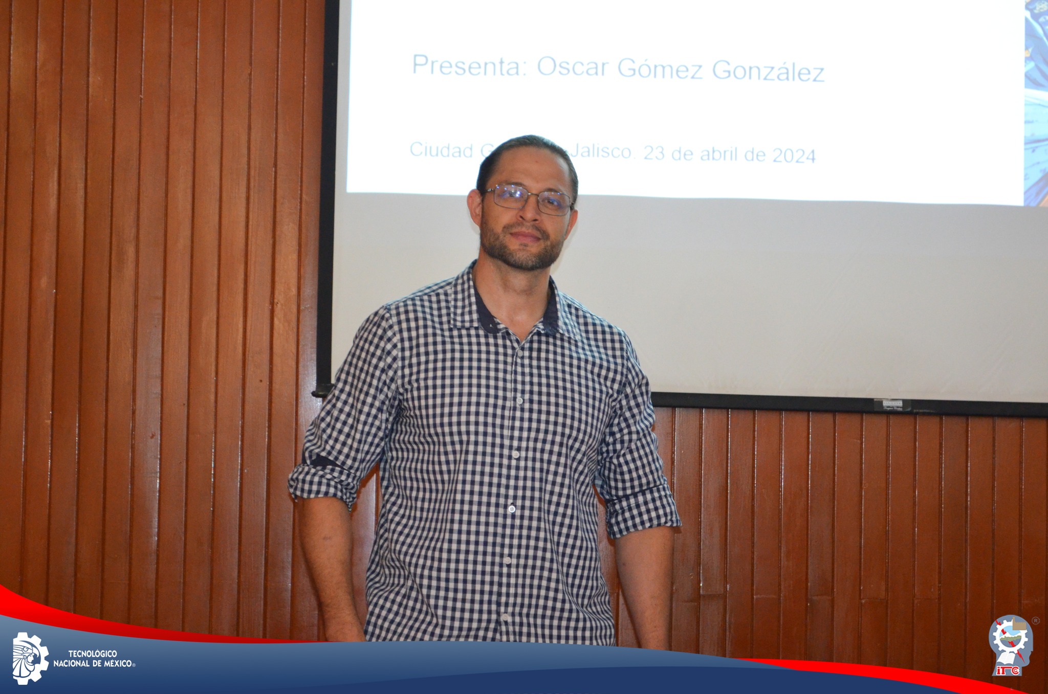 Dr. Óscar Gómez González imparte charla sobre estrategias para elaborar un currículum vitae exitoso
