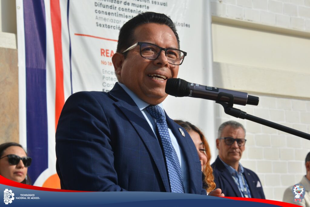 Honores a la bandera organizados por la Academia de Ingeniería Eléctrica y Electrónica.