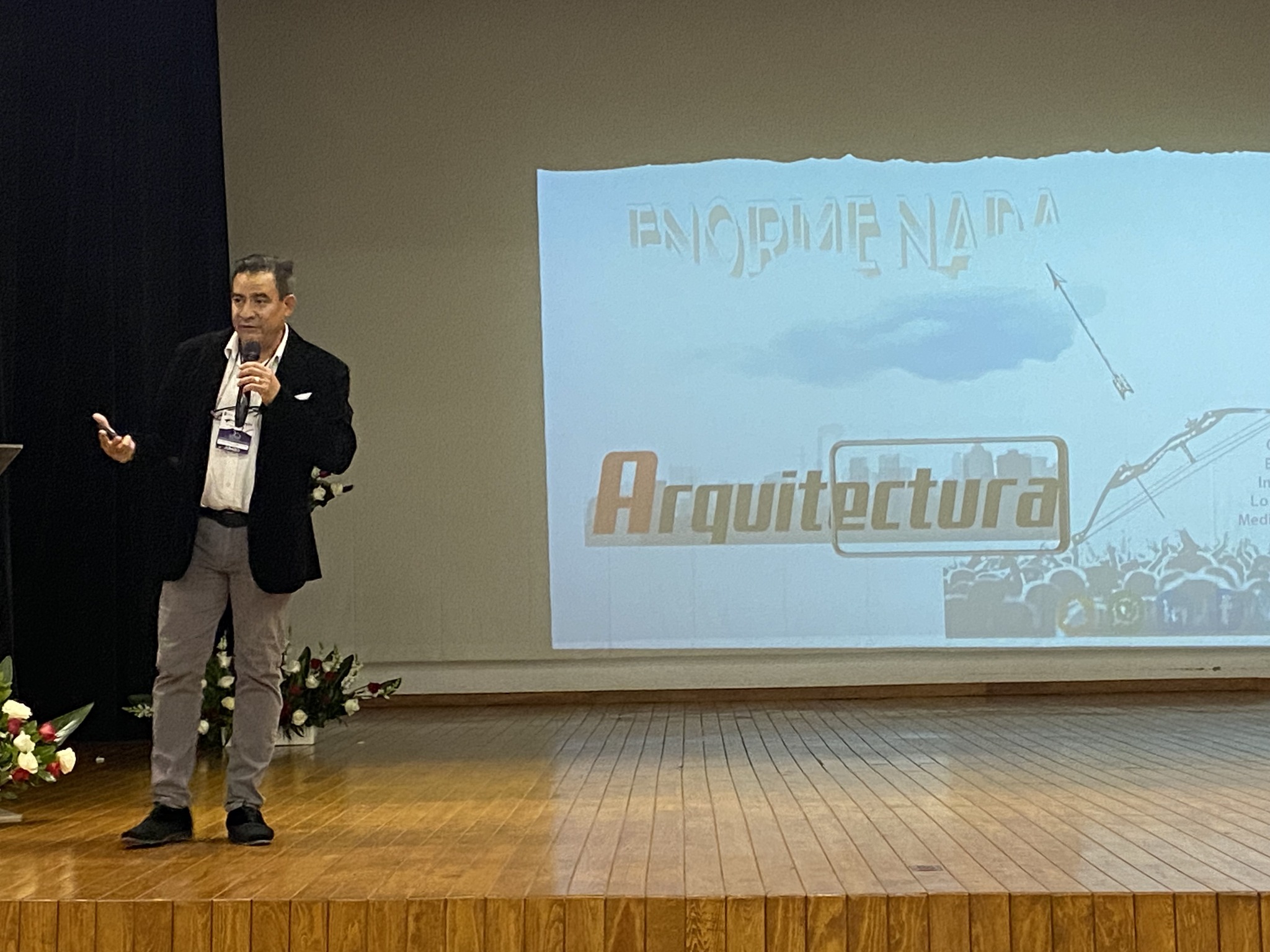 Arq. Víctor Manuel Rivera Sánchez  presenta la conferencia