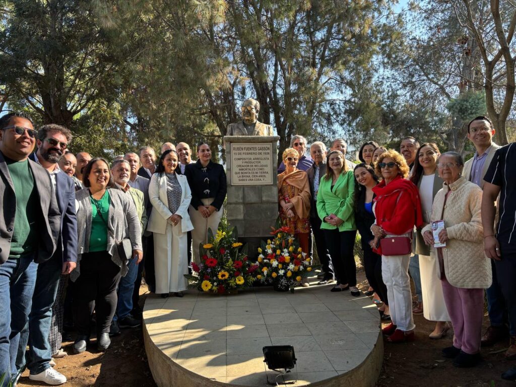 Homenaje realizado en honor al natalicio de Rubén Fuentes