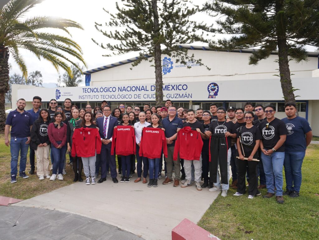 Entrega simbólica de los uniformes deportivos a los integrantes de nuestra Escolta y Banda de Guerra