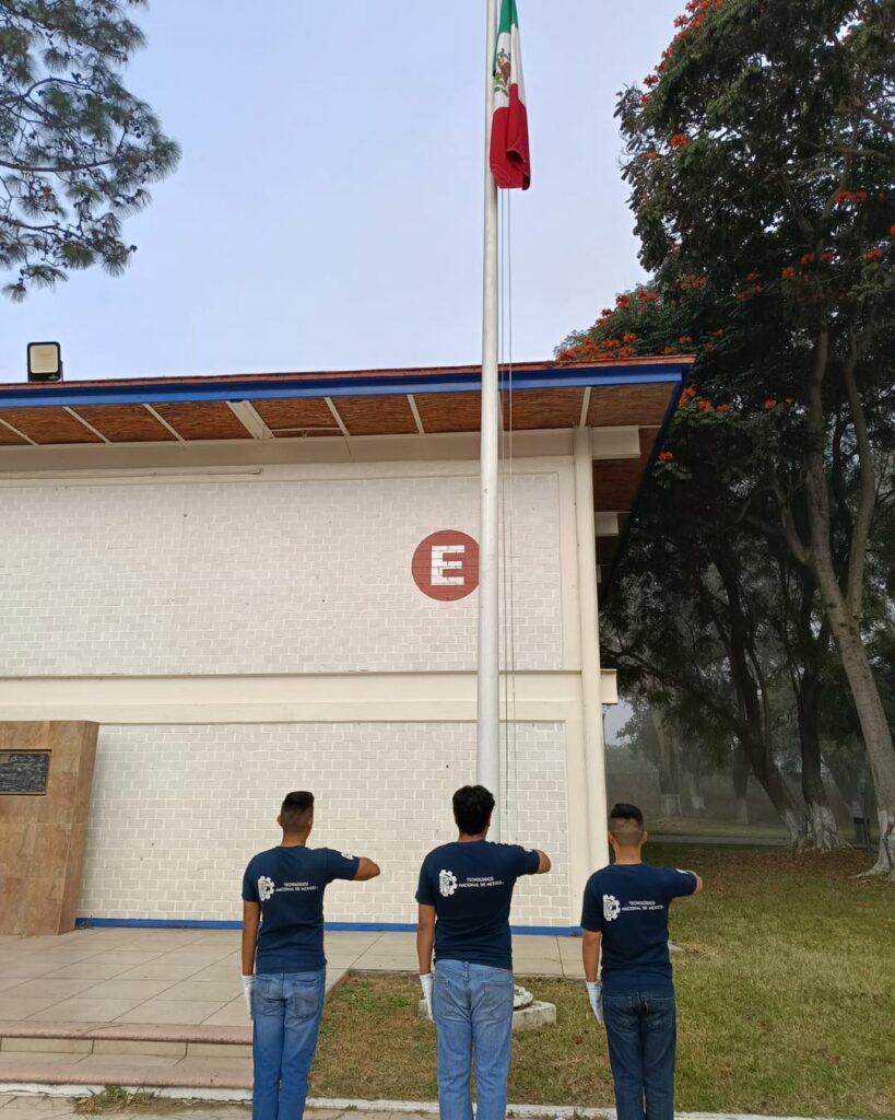 Izamiento de Bandera a toda asta.