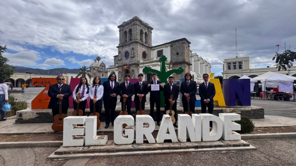Rondalla Gavilanes comparte su talento en evento regional del DIF
