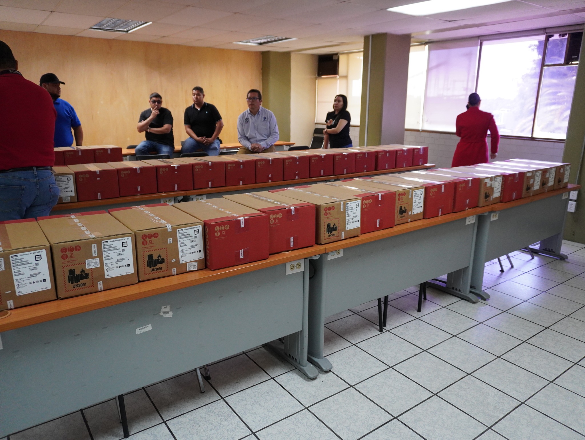 Ciudad Guzmán recibió 16 equipos de cómputo de alta gama