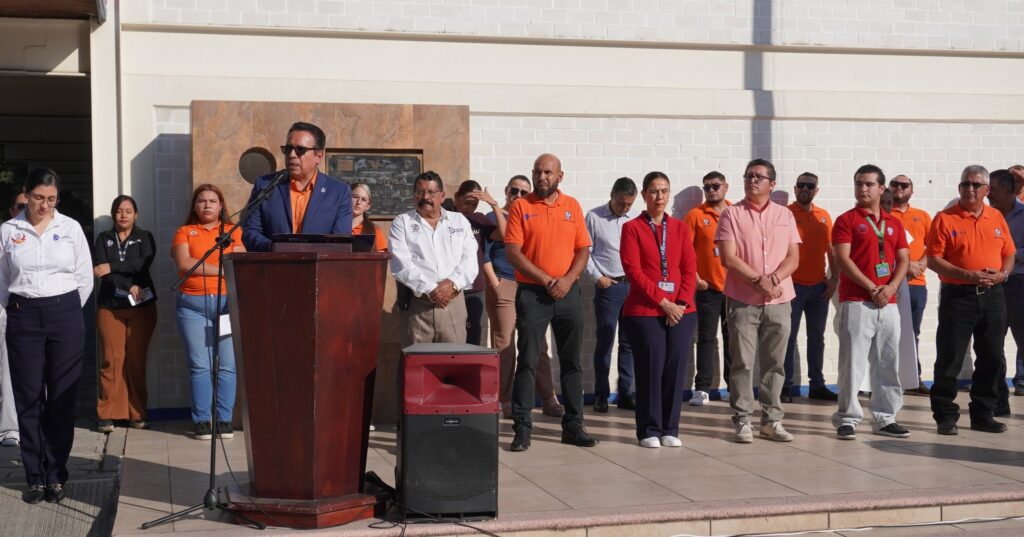 Hoy, en la plaza cívica del TecNM – Ciudad Guzmán, se llevó a cabo la tradicional ceremonia de honores a la bandera