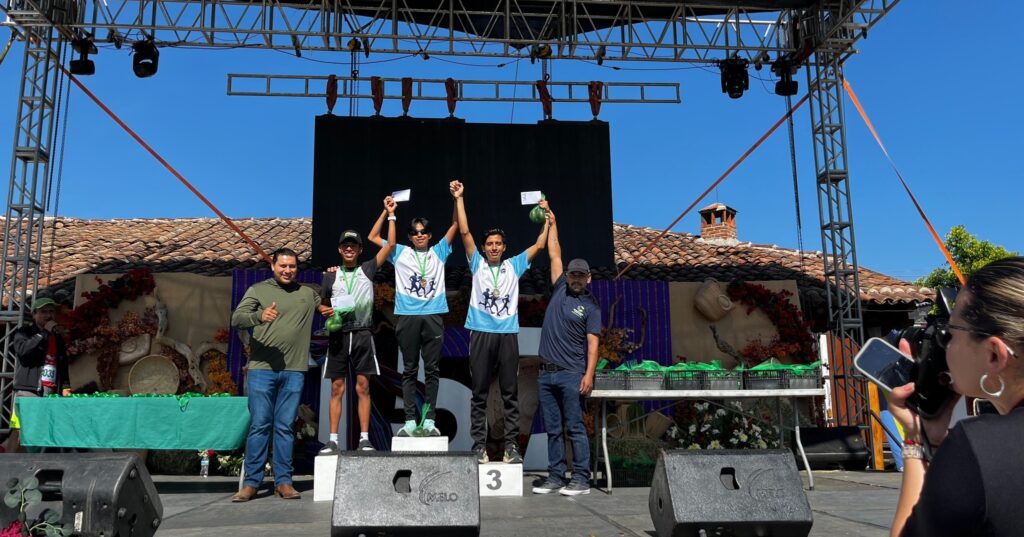 Estudiantes del selectivo de atletismo del Tecnológico Nacional de México en Ciudad Guzmán,