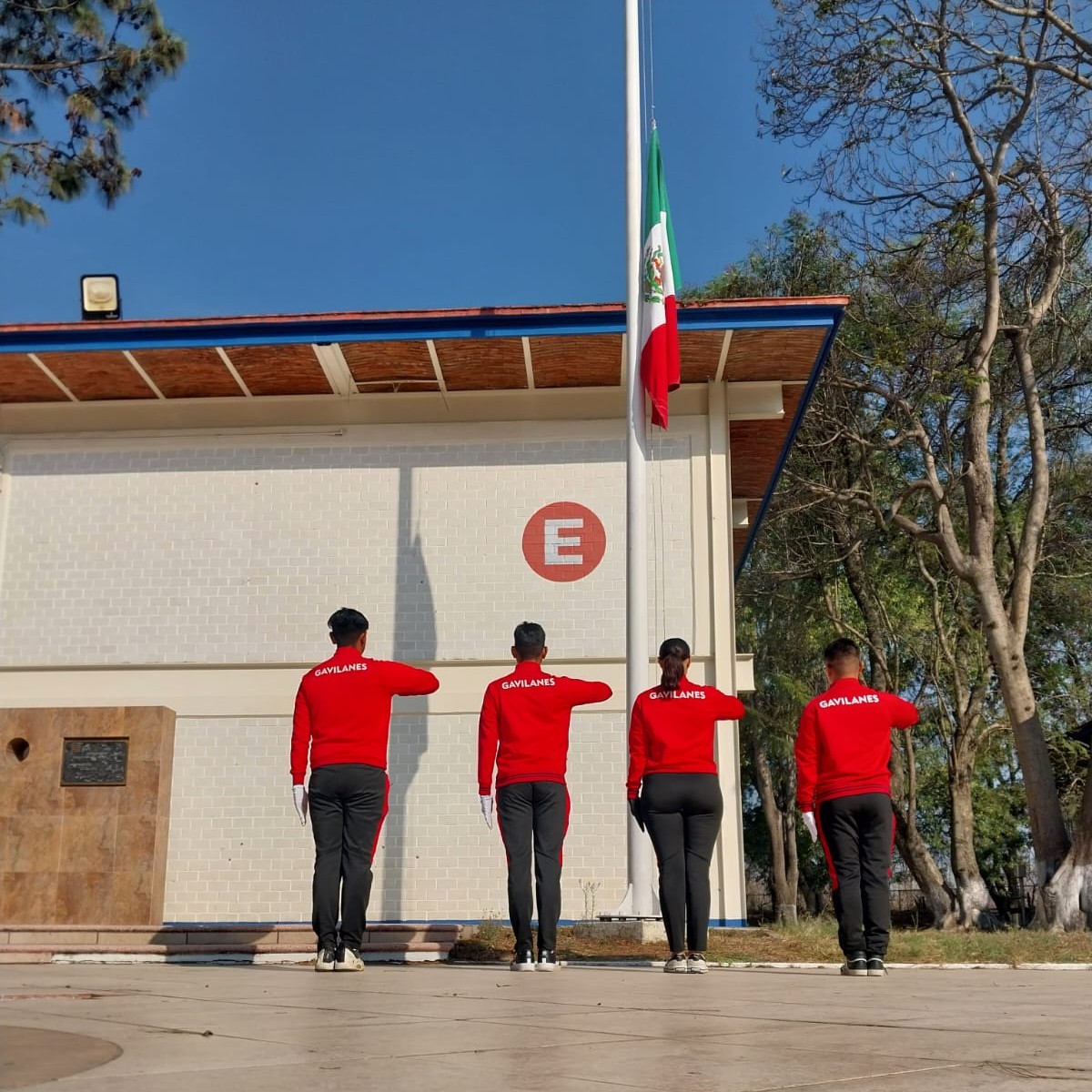 El día de hoy, estudiantes integrantes de la escolta del TecNM,