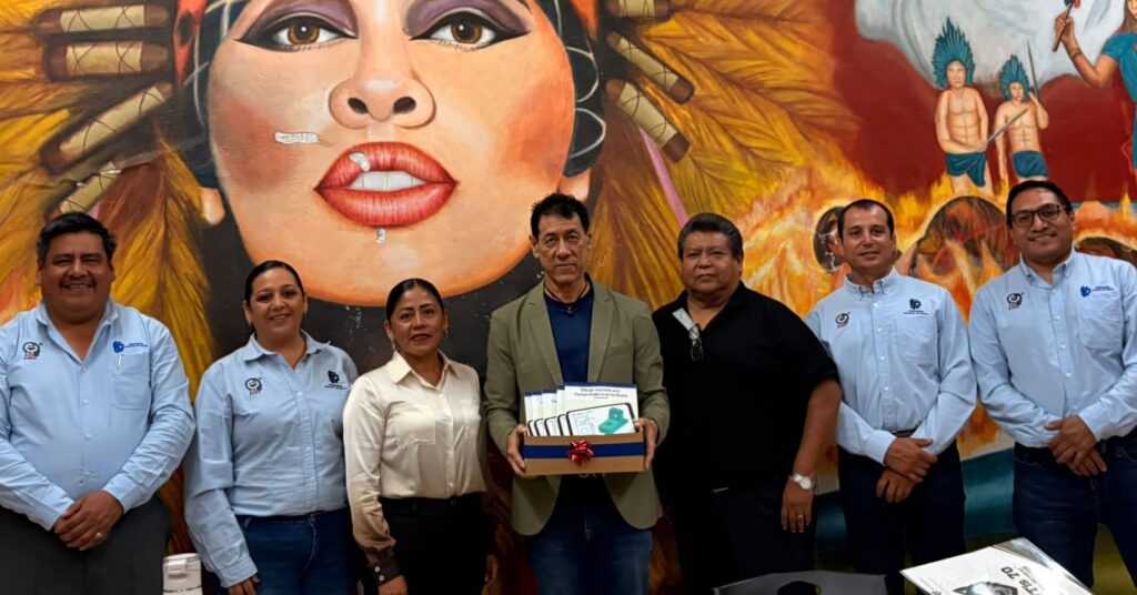 Docentes del TecNM Campus Ciudad Guzmán fortalecen la educación regional mediante donación bibliográfica en Tuxpan.