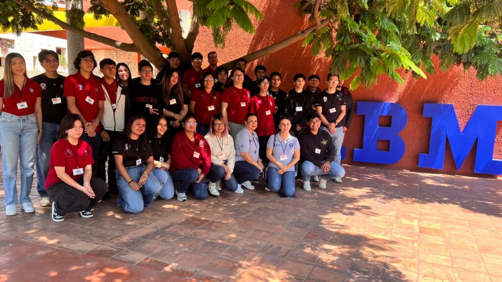 Hace unos días, estudiantes de sexto semestre de las carreras de Ingeniería Informática e Ingeniería en Sistemas Computacionales del TecNM – Ciudad Guzmán realizaron una visita industrial a IBM Campus Tecnológico Guadalajara, acompañados por las docentes Verónica Magaña Lares y Karina Alanís Lezama.